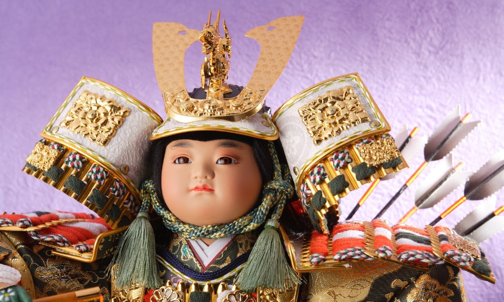 Armadura de samurái japonesa completa con casco kabuto dorado, atado de cordón rojo y armadura corporal yoroi: la armadura de un samurái