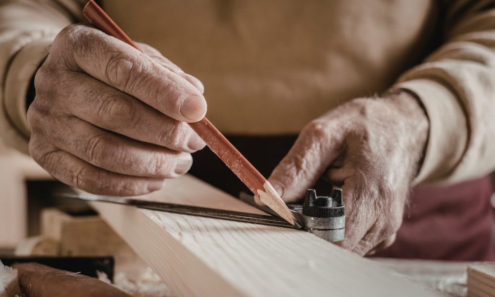 Manos de carpintero japonés marcando la madera: técnica de carpintería y ensamblaje tradicional japonés