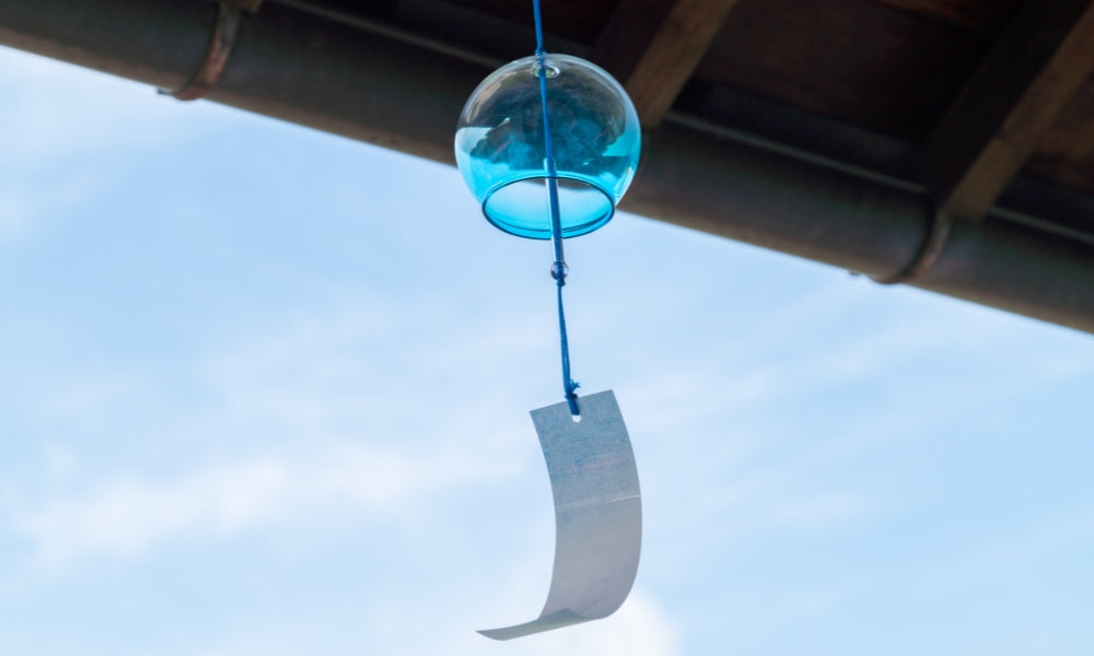 Campanas de viento furin japonesas en un festival de verano: campanas de viento tradicionales japonesas con coloridas tiras de papel tanzaku