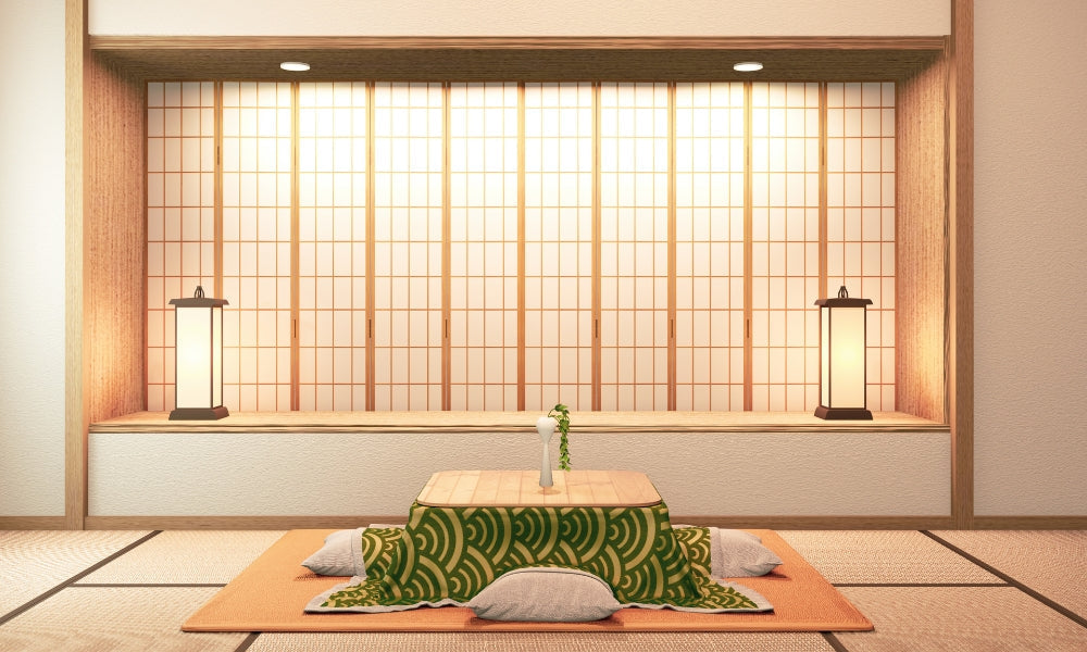 Mesa kotatsu japonesa tradicional con manta verde de patrón seigaiha en una sala de tatami: la icónica mesa japonesa con calefacción