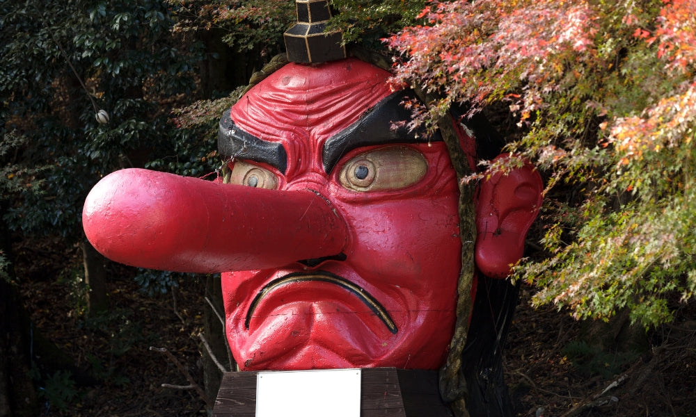 Estatua de yokai tengu de nariz larga y cara roja, una de las criaturas míticas y demonios del folclore japonés más célebres