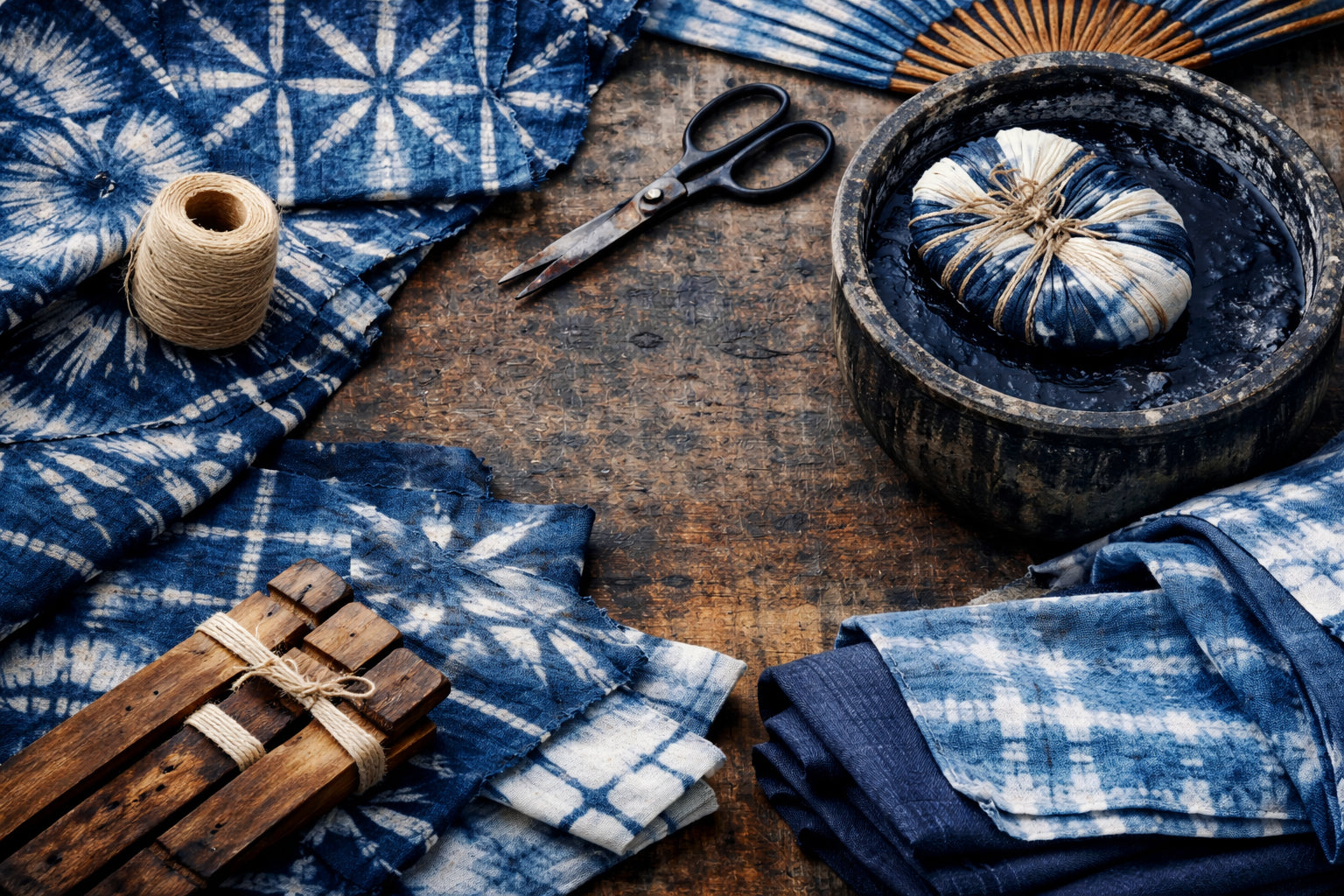 Shibori: la técnica tradicional japonesa de teñido por reserva con añil y sus patrones