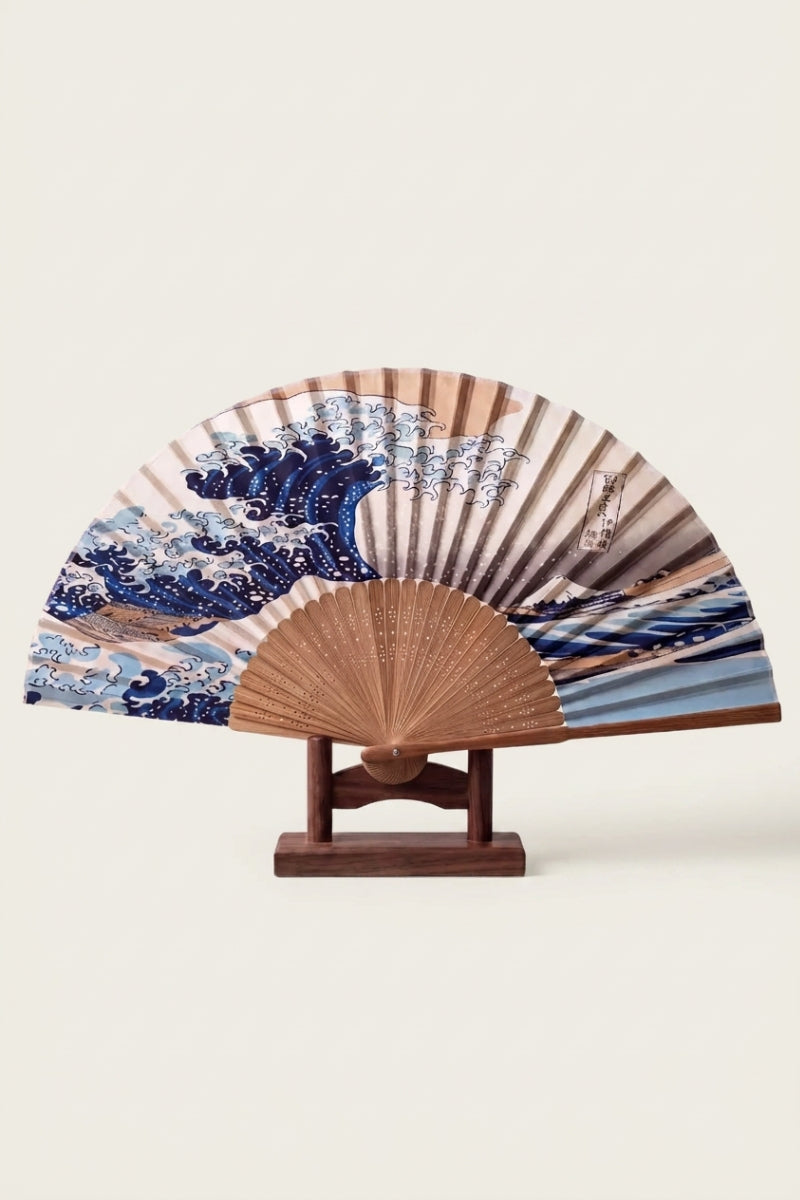 Colección de abanicos japoneses: abanico plegable sensu sobre soporte de madera con la Gran Ola de Kanagawa en índigo y crema