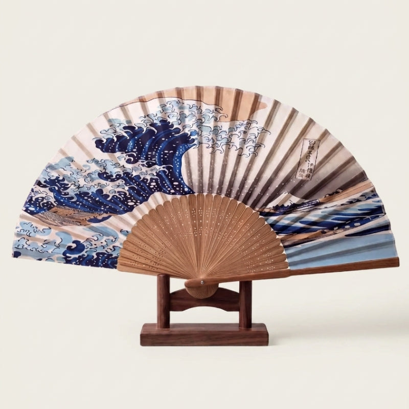 Colección de abanicos japoneses: abanico plegable sensu sobre soporte de madera con la Gran Ola de Kanagawa en índigo y crema