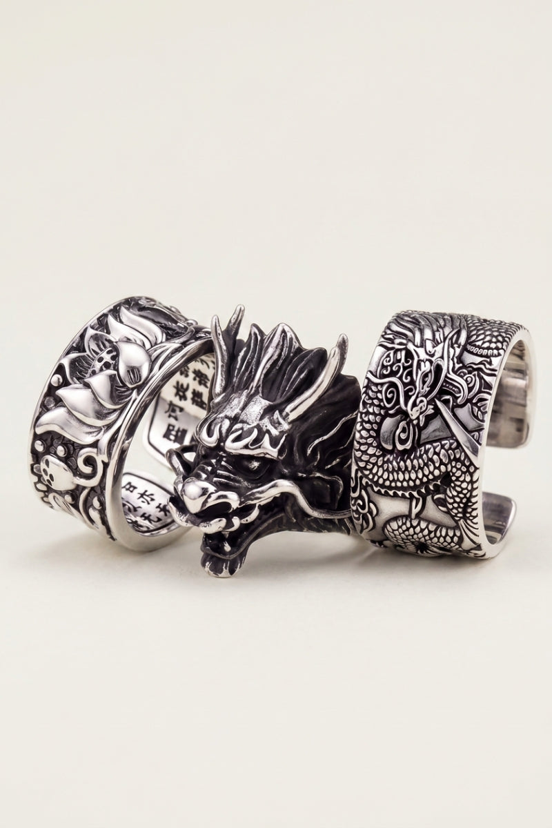 Colección de anillos japoneses: tres anillos de plata con cabeza de dragón tallada, flores de loto y kanji grabados por dentro