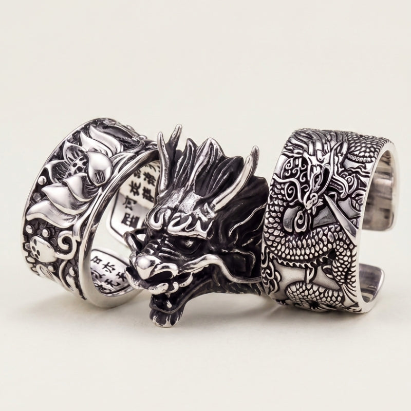Colección de anillos japoneses: tres anillos de plata con cabeza de dragón tallada, flores de loto y kanji grabados por dentro
