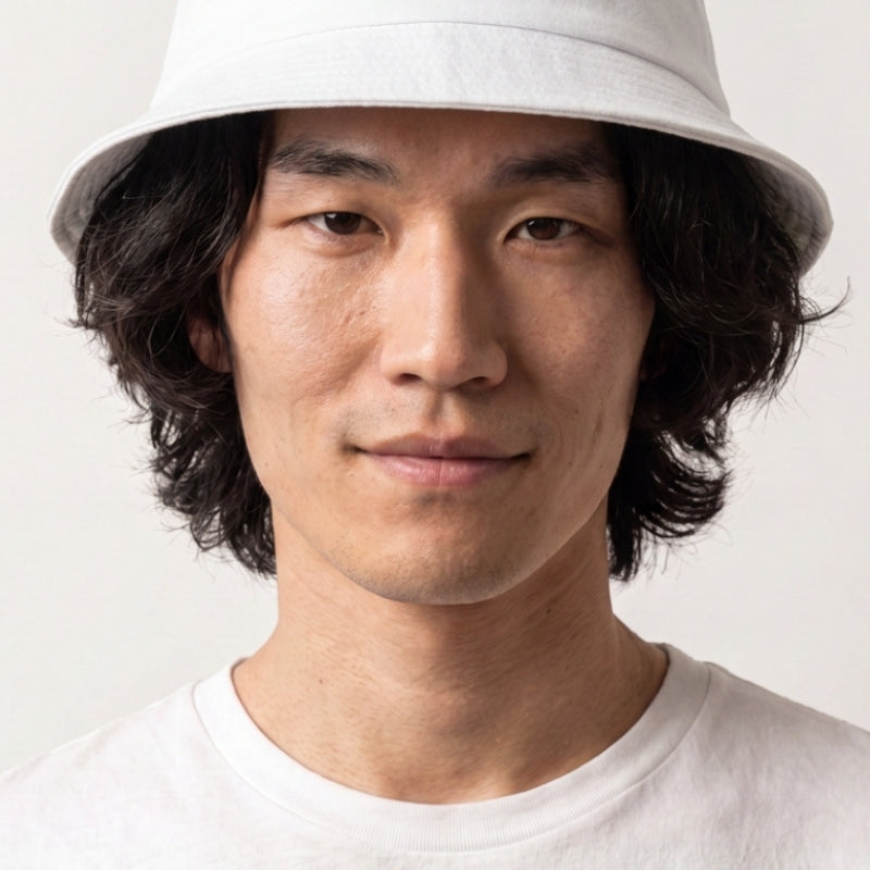 Colección de bucket hats: hombre con bucket hat de algodón blanco bordado con un bol de ramen y palillos, estilo streetwear japonés