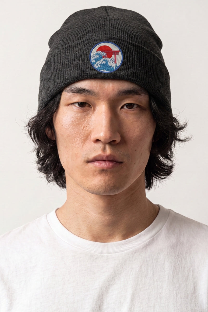 Colección de gorros: hombre con gorro de punto acanalado color antracita y parche bordado con torii, ola y sol rojo