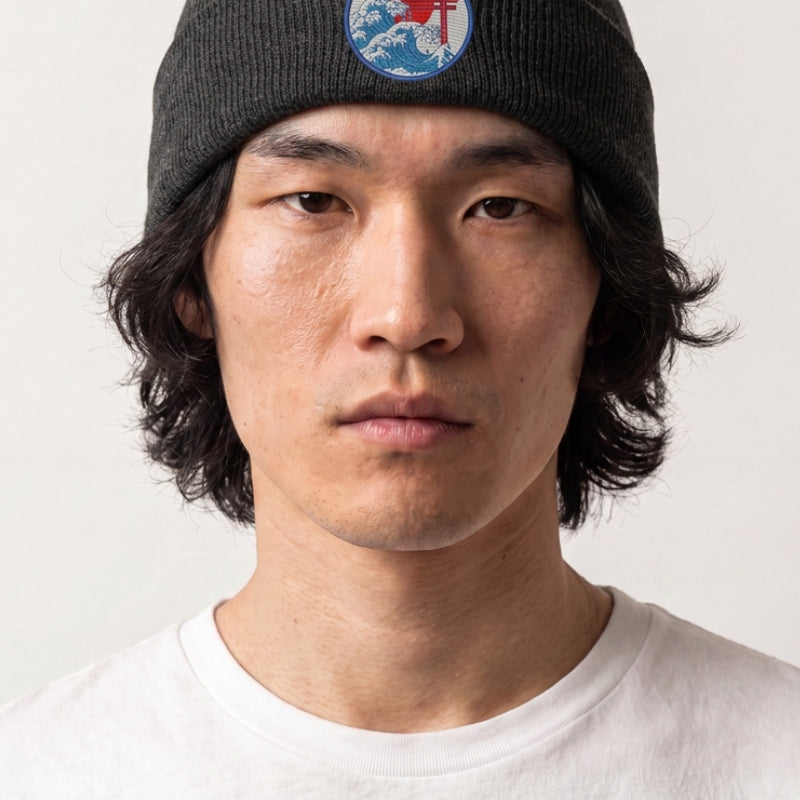 Colección de gorros: hombre con gorro de punto acanalado color antracita y parche bordado con torii, ola y sol rojo