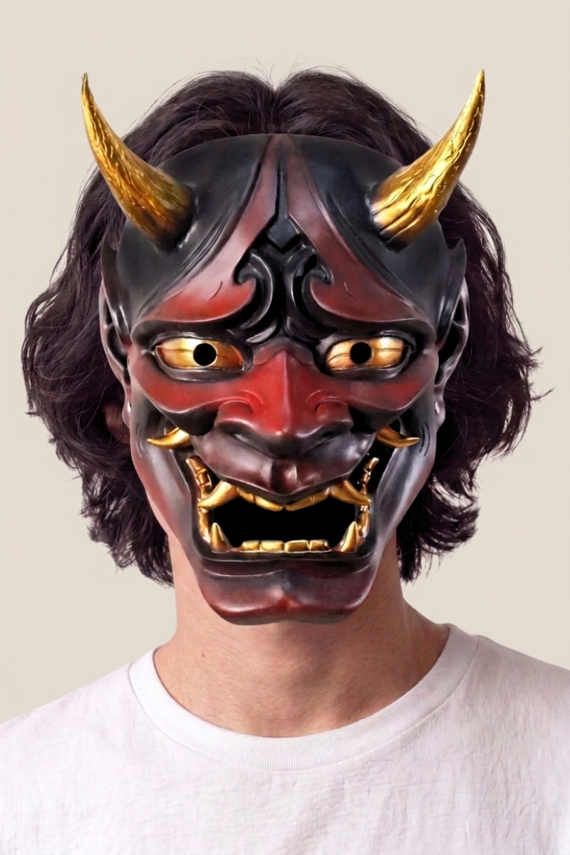 Colección de máscaras japonesas: hombre con máscara de demonio hannya roja y negra, cuernos dorados, dientes y ojos en oro
