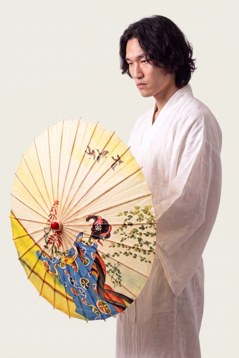 Colección de paraguas japoneses: hombre con kimono de lino sosteniendo un wagasa abierto con geisha, grullas y follaje