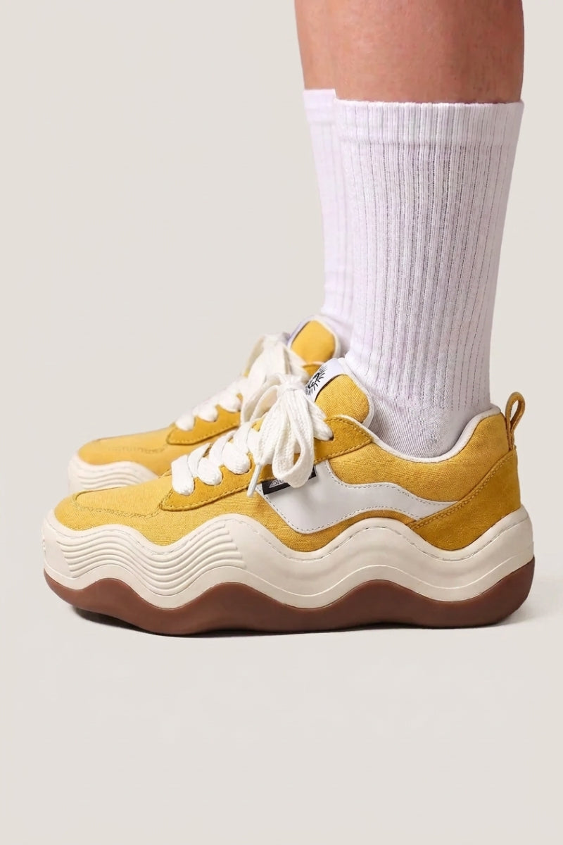 Colección de zapatillas japonesas: zapatillas de plataforma de lona amarilla, suela crema ondulada y calcetines blancos