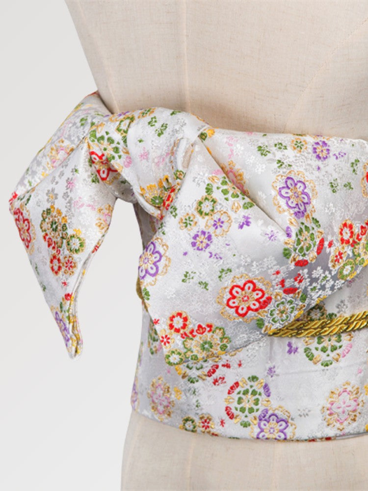 Cinturón obi blanco con estampado floral y ligeramente satinado para tu kimono