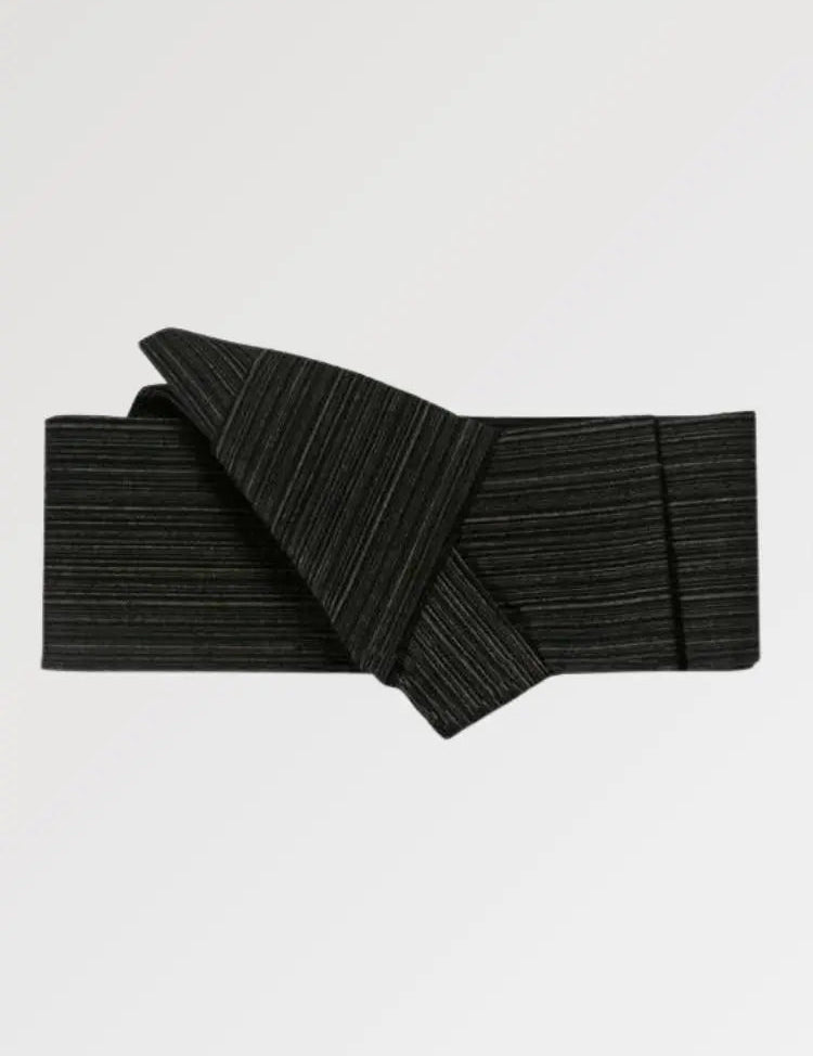 El cinturón obi para hombre y su diseño a rayas para rematar su atuendo de kimono.