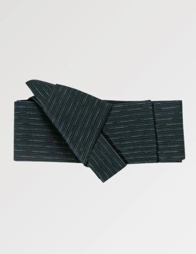 Cinturón obi para hombre con un diseño limpio y desnudo preconfeccionado