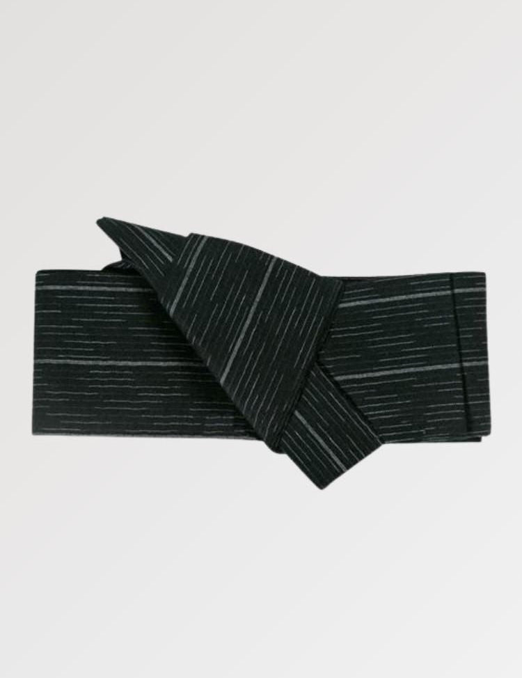 Aquí está el cinturón obi, un accesorio esencial del kimono japonés para hombres