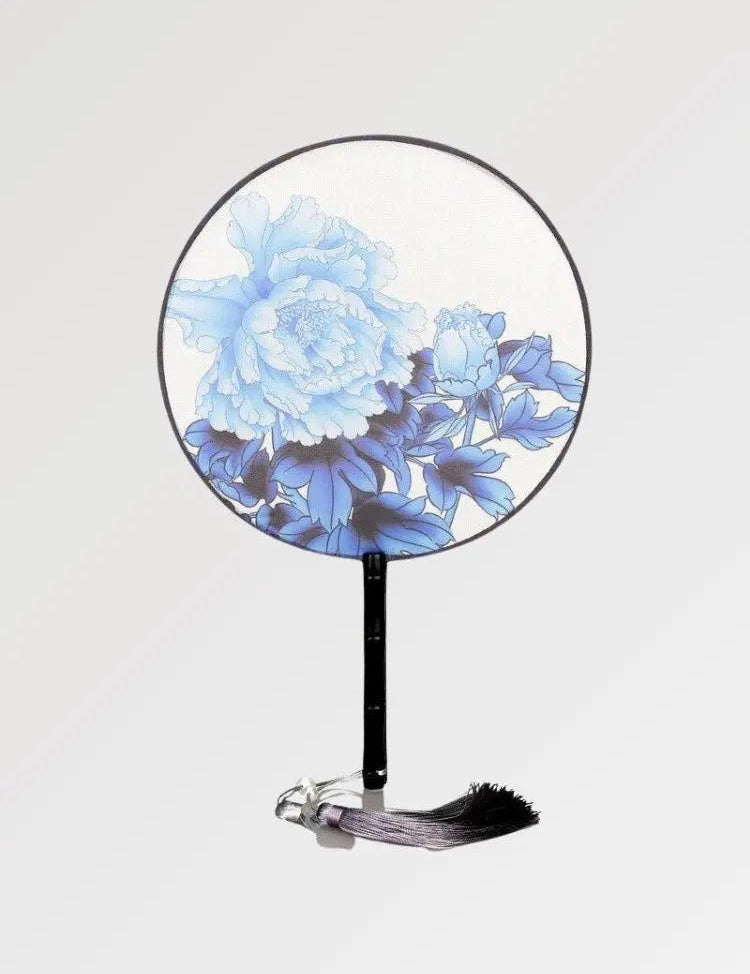 Elegante abanico japonés redondo con motivos florales y azulados