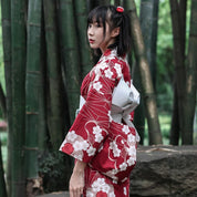Kimono tradicional de mujer con flores de sakura