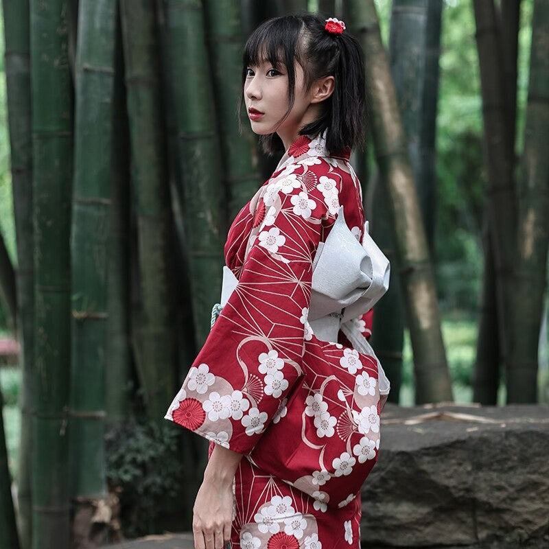 Kimono tradicional de mujer con flores de sakura