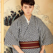 El kimono masculino en un guiño al arte de París y al estampado de damero