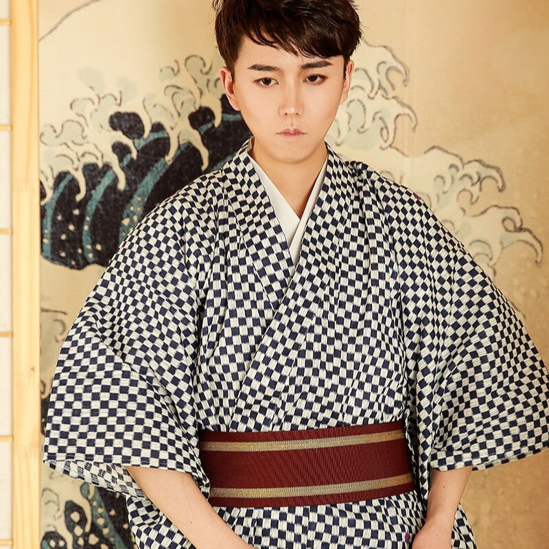El kimono masculino en un guiño al arte de París y al estampado de damero