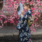 Kimono japonés auténtico para mujer con diseño de dragón y flores en color azul y blanco