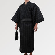 Elegante yukata de hombre con estampado de rayas negras
