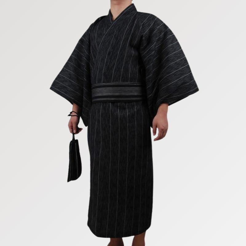 Elegante yukata de hombre con estampado de rayas negras