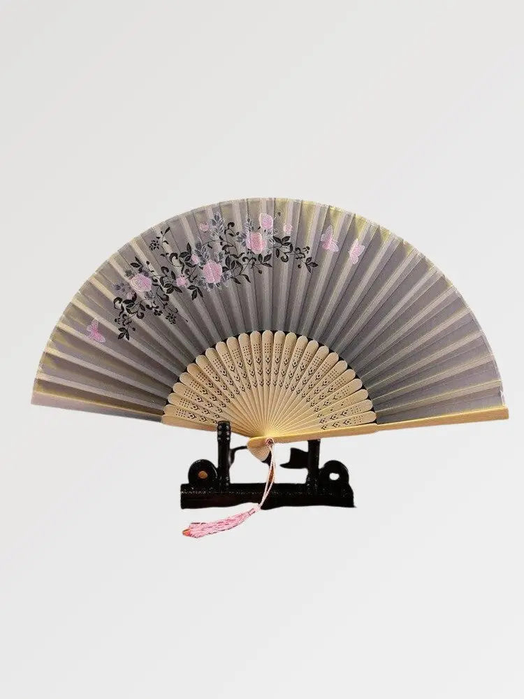 Abanico antiguo japonés sensu Toshi gris pastel con rosas delicadas en composición lateral Ropa Japonesa