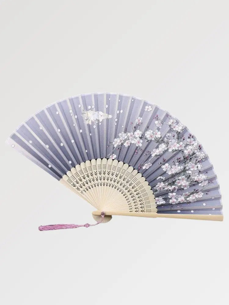 Abanico japonés sensu Cloud lavanda con sakura blanco y una grulla en vuelo Ropa Japonesa