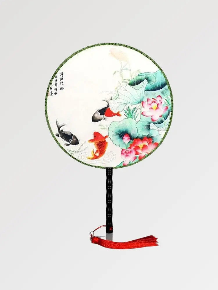 Abanico japonés uchiwa redondo Chita con carpas koi y lotos en un estanque estilizado Ropa Japonesa