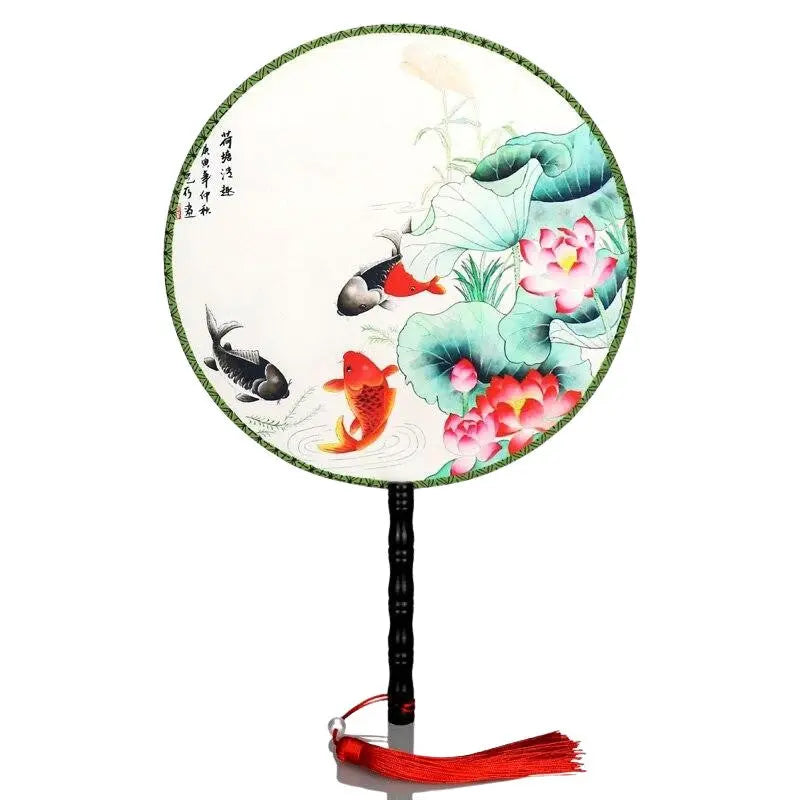 Abanico japonés uchiwa redondo Chita con carpas koi y lotos en un estanque estilizado Ropa Japonesa