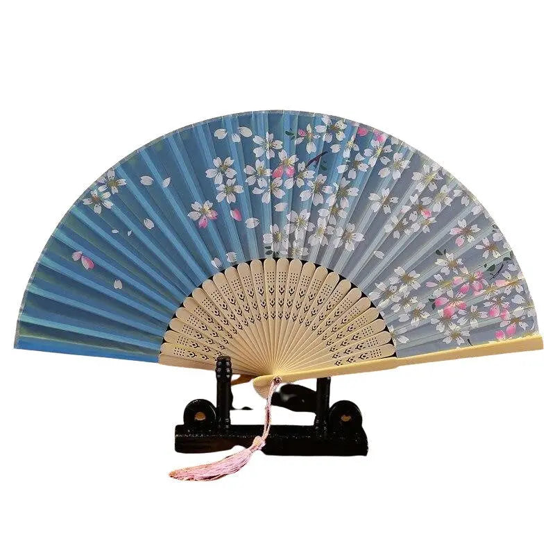 Abanico japonés sensu mural Minamato azul pálido degradado con lluvia de sakura Ropa Japonesa