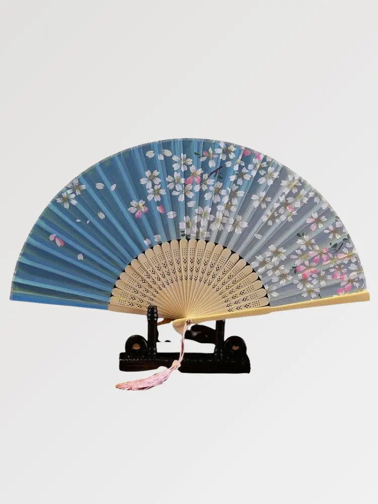 Abanico japonés sensu mural Minamato azul pálido degradado con lluvia de sakura Ropa Japonesa