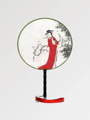 Abanico japonés uchiwa redondo Handa con una dama en kimono rojo contemplando un ciruelo Ropa Japonesa