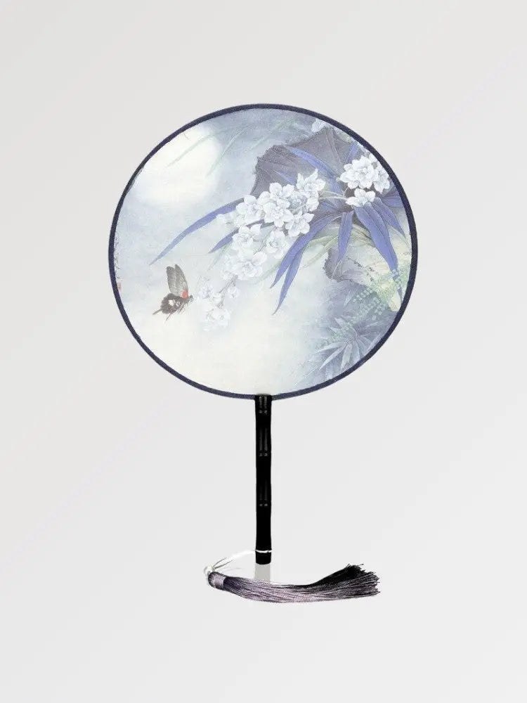 Abanico japonés uchiwa redondo Inazawa azul pastel con flores blancas y una mariposa Ropa Japonesa