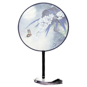 Abanico japonés uchiwa redondo Inazawa azul pastel con flores blancas y una mariposa Ropa Japonesa