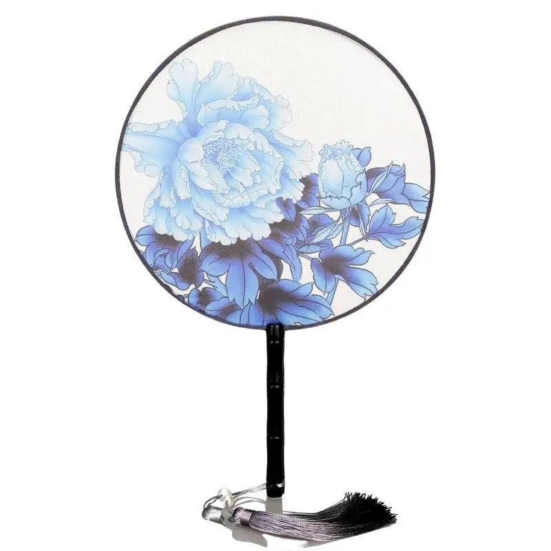 Abanico japonés uchiwa redondo Aisai blanco con peonías azules majestuosas Ropa Japonesa