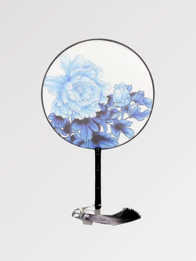 Abanico japonés uchiwa redondo Aisai blanco con peonías azules majestuosas Ropa Japonesa