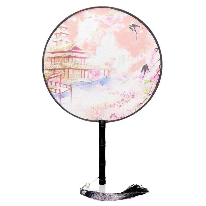 Abanico japonés uchiwa redondo Toyoake rosa con un templo, sakura y golondrinas Ropa Japonesa