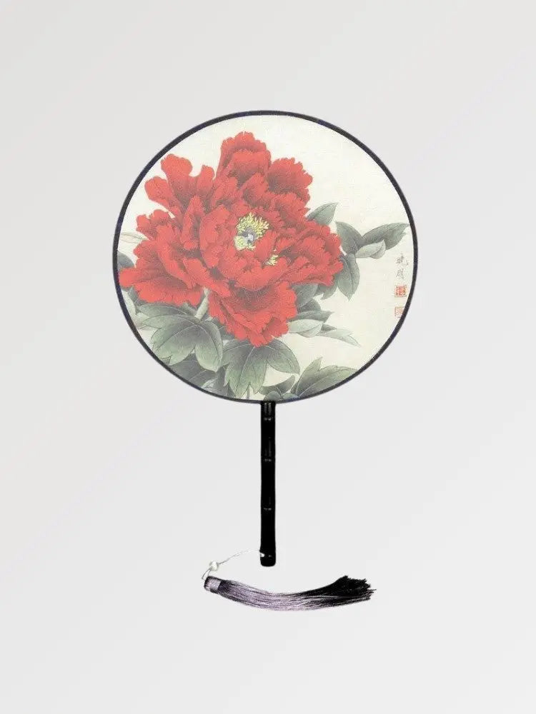 Abanico japonés uchiwa redondo Kitanagoya con una gran peonía roja majestuosa en primer plano Ropa Japonesa