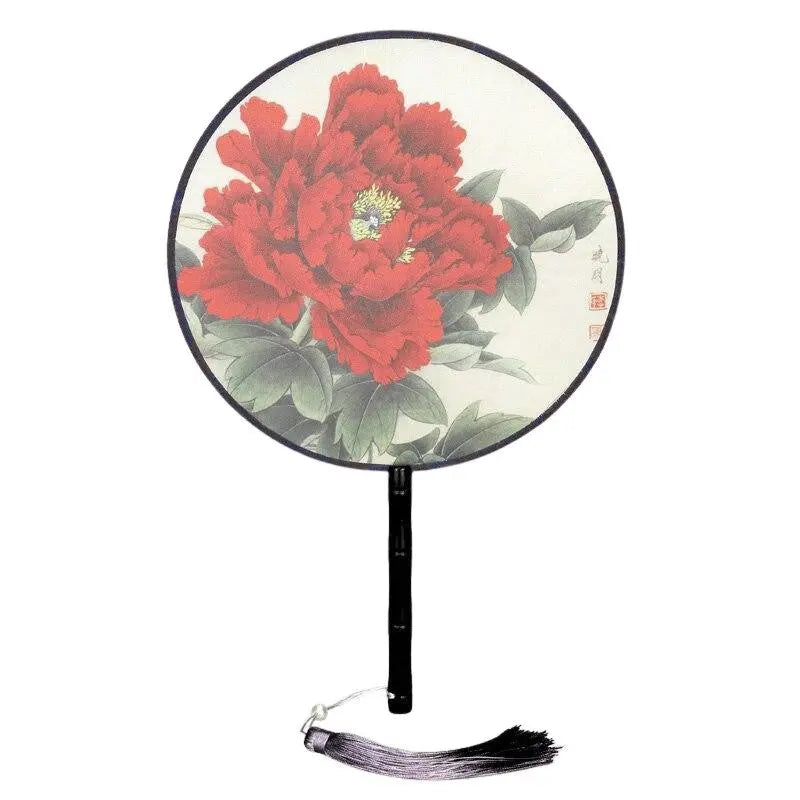 Abanico japonés uchiwa redondo Kitanagoya con una gran peonía roja majestuosa en primer plano Ropa Japonesa