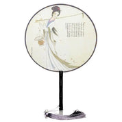 Abanico japonés uchiwa tradicional Kanji con una dama con cesta y caligrafía clásica Ropa Japonesa