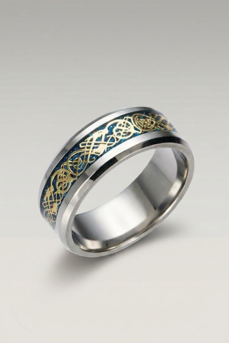 Anillo 'Ringshine' en azul — anillo plano de acero con banda central incrustada con un dragón filiforme, foto de producto sobre fondo gris claro