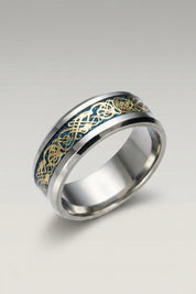 Anillo 'Ringshine' en azul — anillo plano de acero con banda central incrustada con un dragón filiforme, foto de producto sobre fondo gris claro