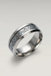 Anillo 'Ringshine' en plata — anillo plano de acero con banda central incrustada con un dragón filiforme, foto de producto sobre fondo gris claro
