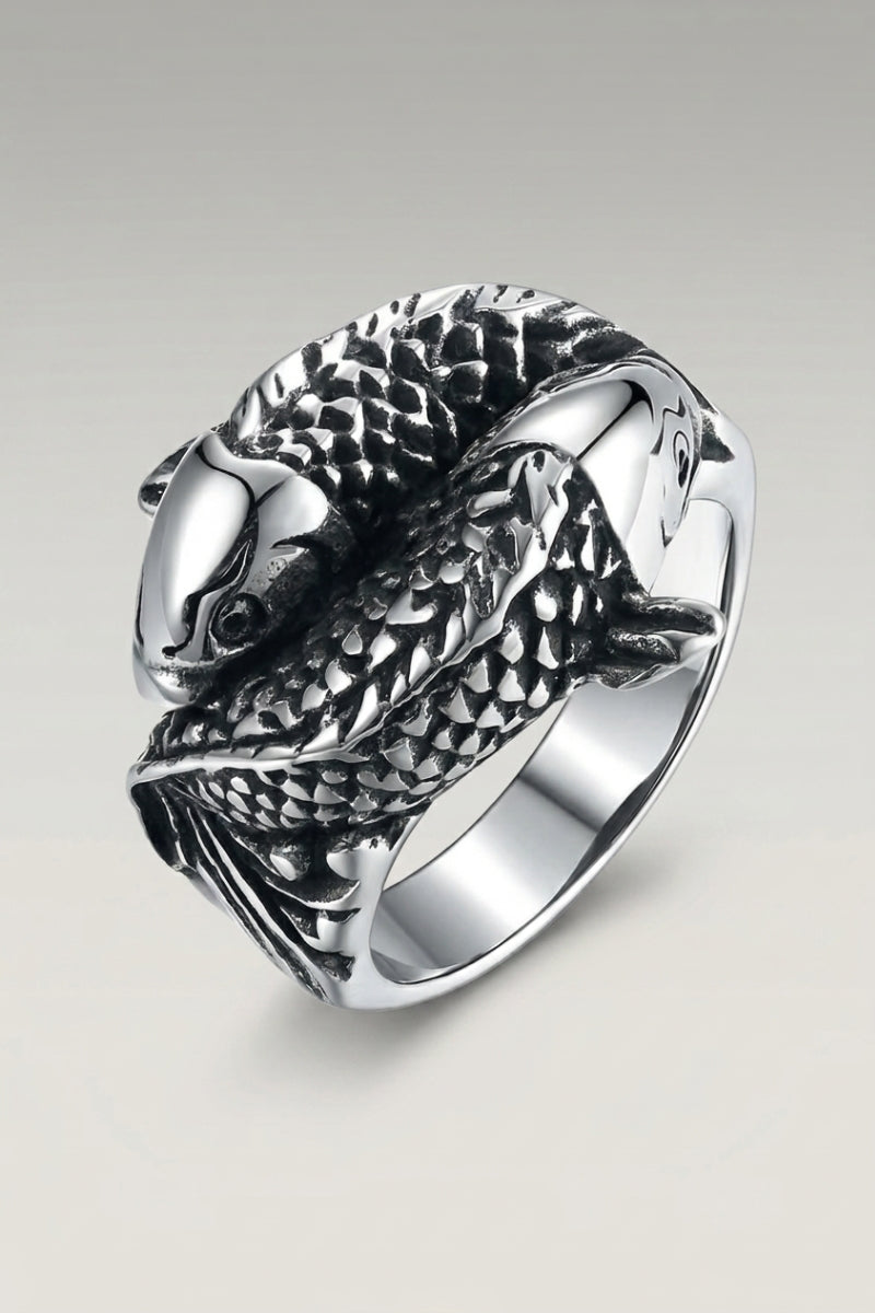 Anillo 'Koganei' — carpa enroscada tallada en relieve sobre un anillo ancho de escamas marcadas, foto de producto sobre fondo gris claro
