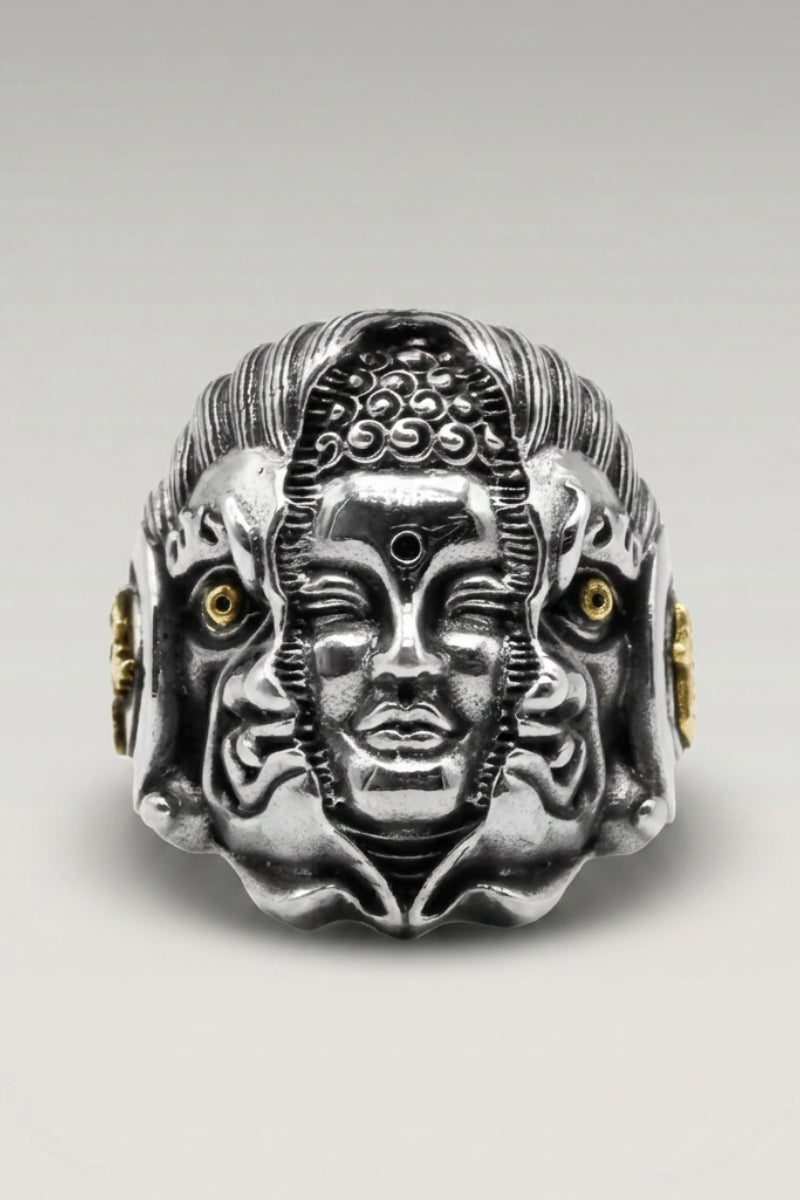 Anillo 'Kurobe' — anillo de sello con rostro tallado flanqueado por dos piedras doradas en las sienes, foto de producto sobre fondo gris claro