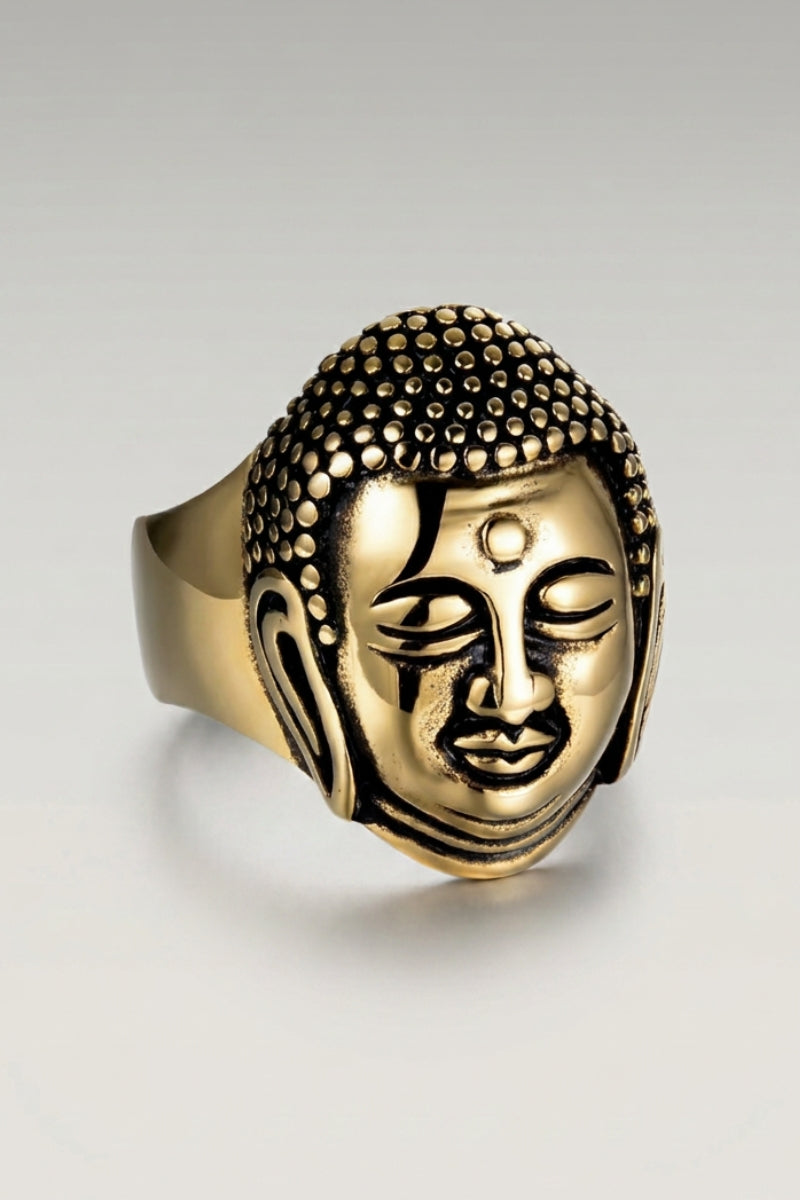 Anillo 'Matokoya' en oro — cabeza de Buda tallada en relieve, rizos detallados y frente marcada, foto de producto sobre fondo gris claro
