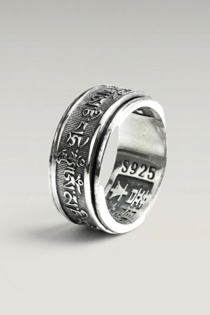 Anillo 'Jisuko' — anillo ancho de banda giratoria grabada con kanji en todo el contorno, foto de producto sobre fondo gris claro